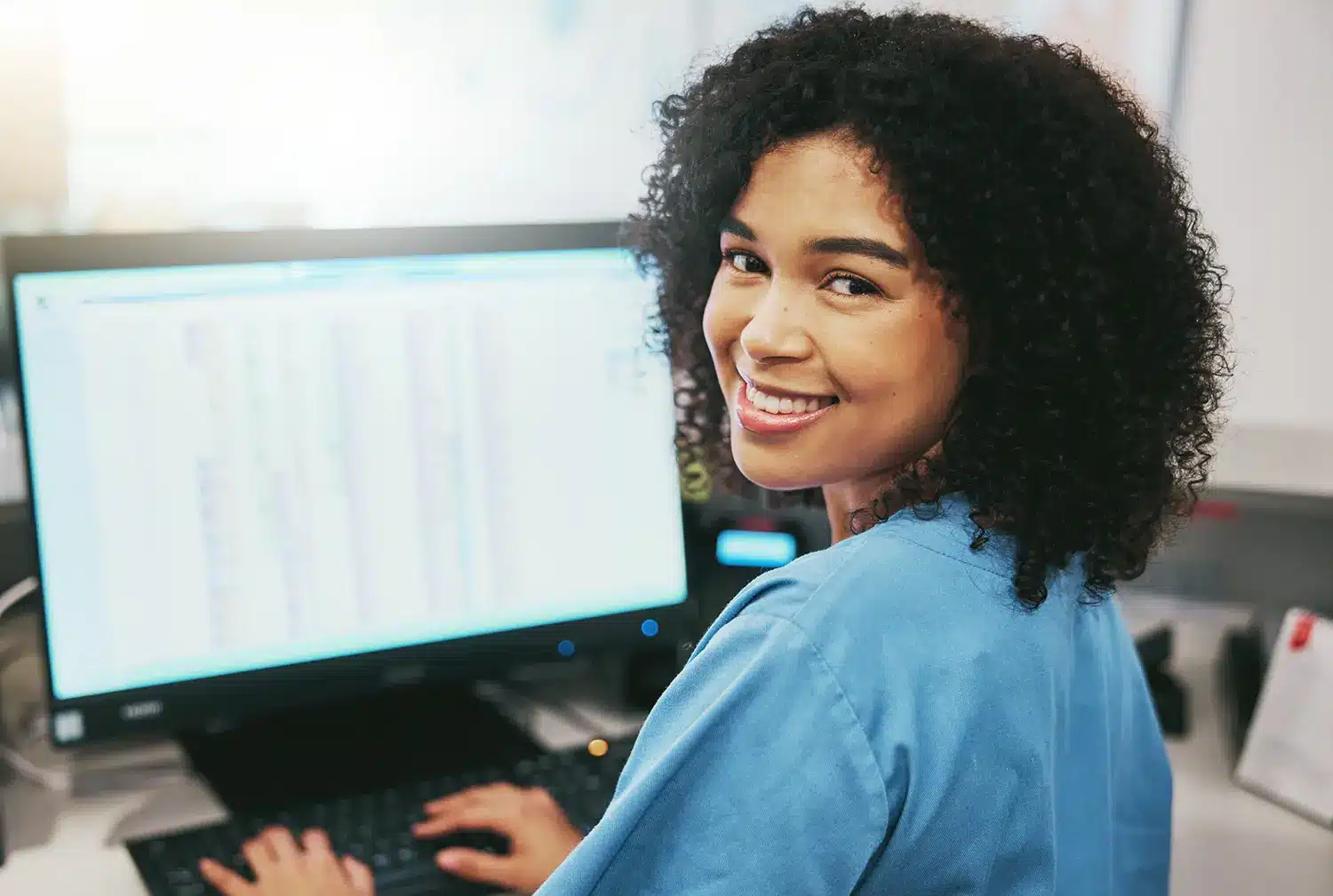 woman working on job statusses